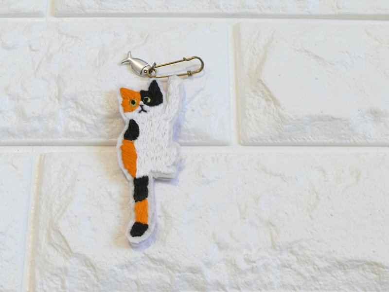 刺繍のストールピン 三毛猫とサカナ - 胸针 - 棉．麻 橘色