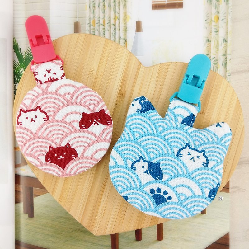 猫咪青海波-2色可选。猫咪造型 圆形平安符袋 (可绣名字) - 平安符/符袋 - 棉．麻 红色