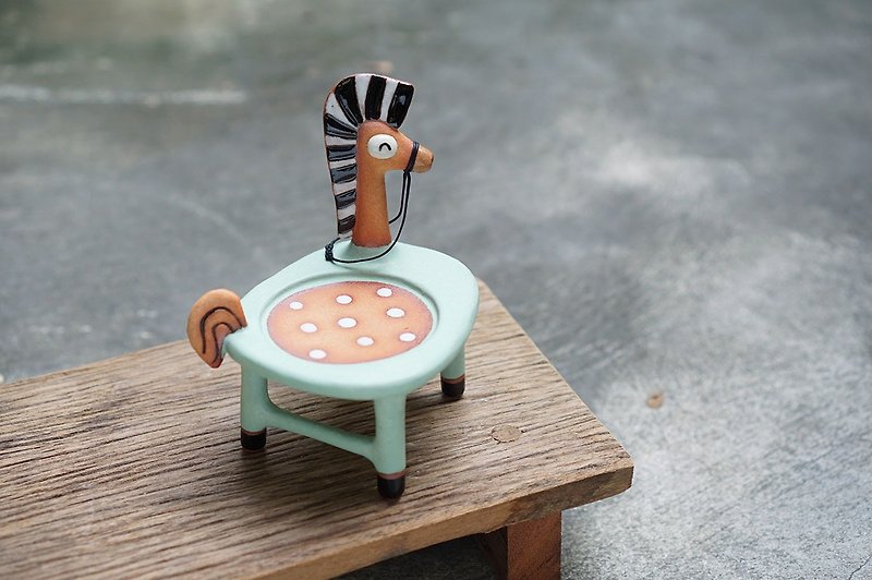 Horse chair,Plant pot plate handmade ceramic  - 花瓶/陶器 - 陶 蓝色