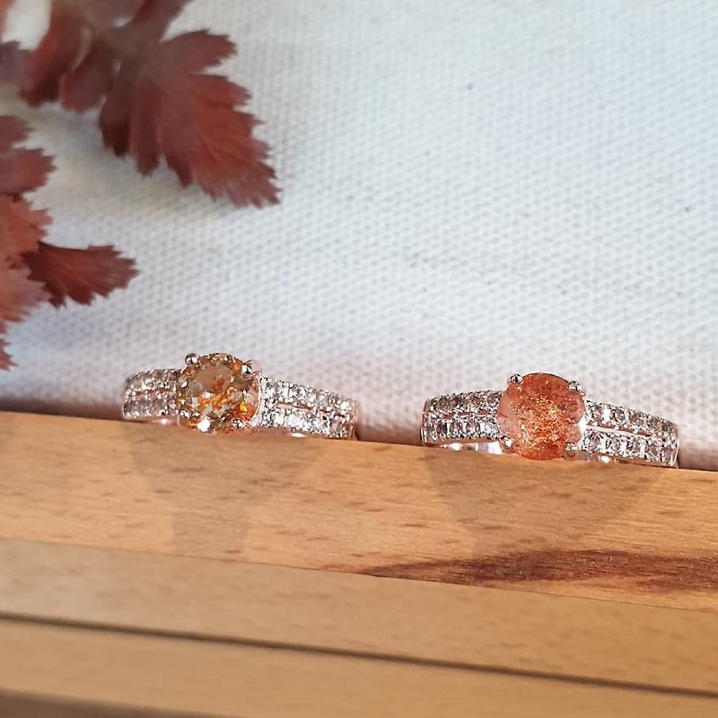 Sun stone ring decorated with white topaz 2 rows - 戒指 - 纯银 