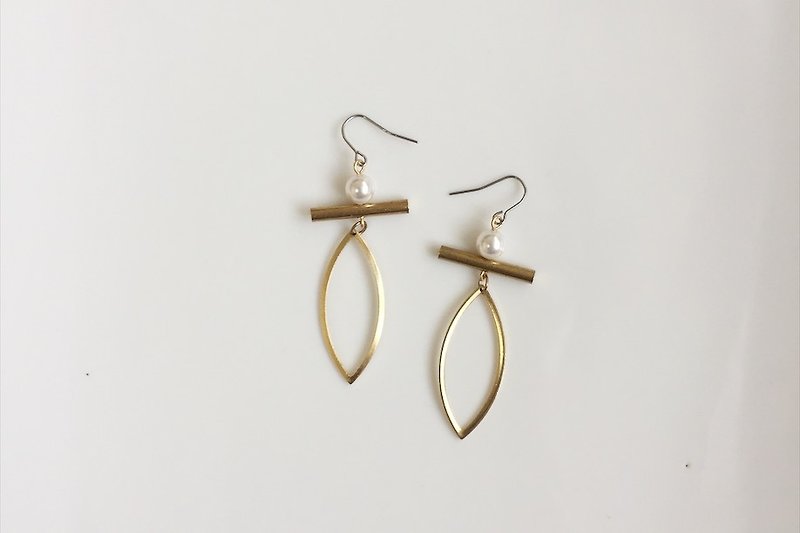 Cross 珍珠黄铜造型耳环 - 耳环/耳夹 - 宝石 金色