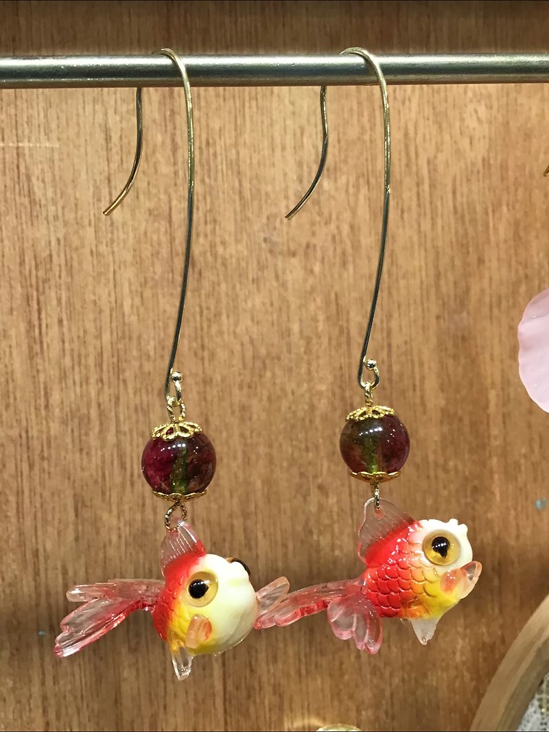 【栗子花】夏祭赤红金鱼耳环 - 耳环/耳夹 - 铜/黄铜 红色