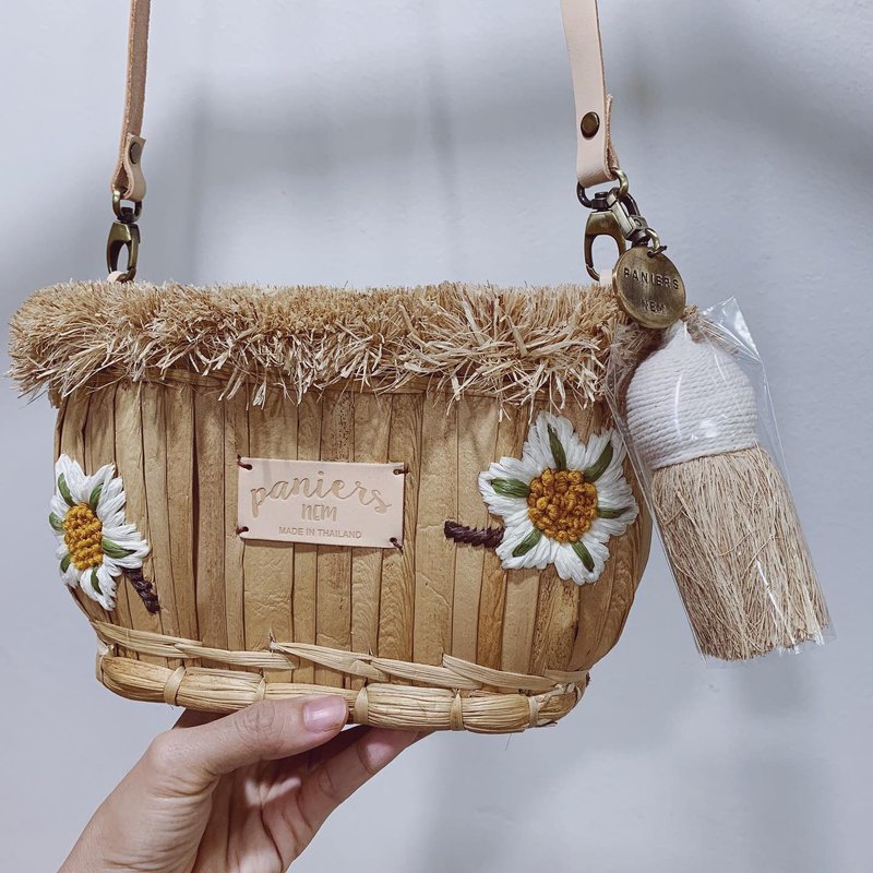 【雙 11 限定】Fluffy crossbody bag embroidered daisies - 其他 - 其他材质 卡其色