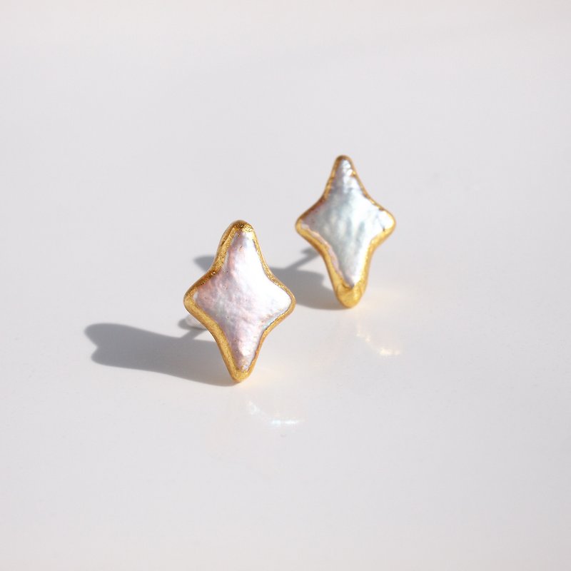 日本製　金箔パール　ピアス　イヤリング　－Sparkles－　四芒星の淡水パール - 耳环/耳夹 - 珍珠 白色