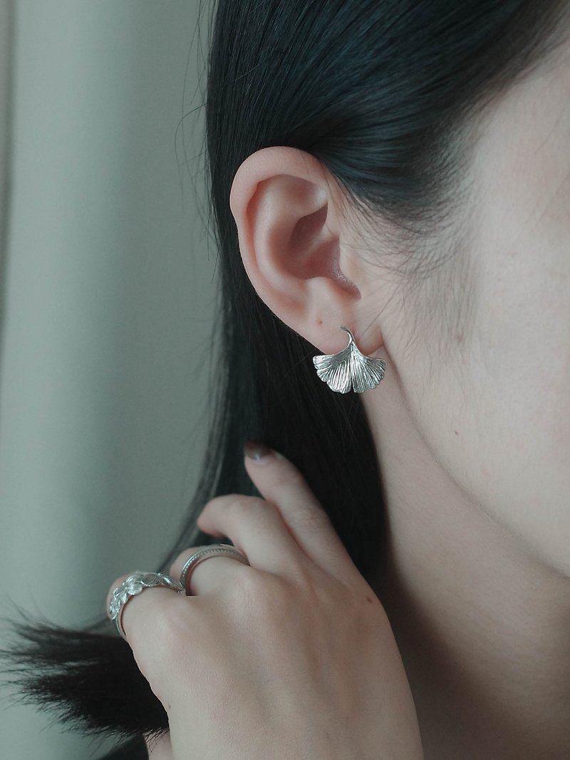 gingko earrings 纯银银杏耳环 - 耳环/耳夹 - 纯银 银色