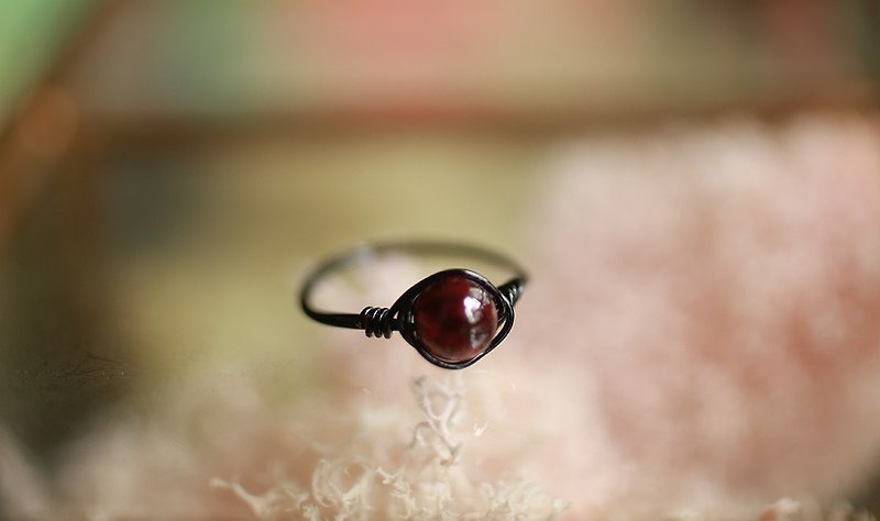 5.5 mm红石榴石铜线戒指 <黑> - 戒指 - 宝石 红色