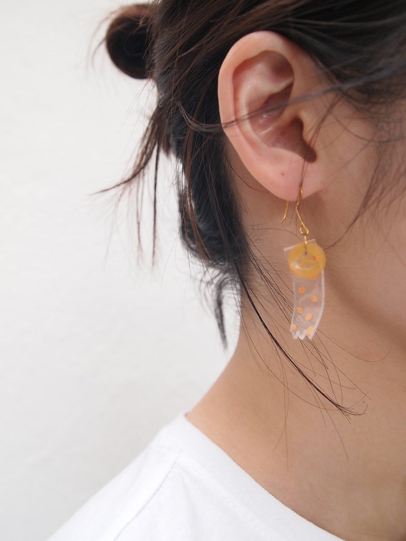 小点纸胶带 旋转缎带 造型钮扣 垂坠耳环 (金) - 耳环/耳夹 - 树脂 透明