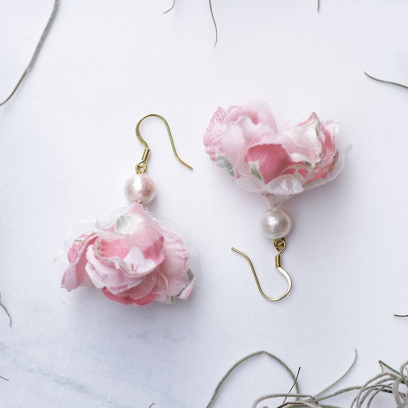 Amemiya 雨宫 日本樱花棉布棉花珍珠垂坠耳环 - 耳环/耳夹 - 其他材质 粉红色