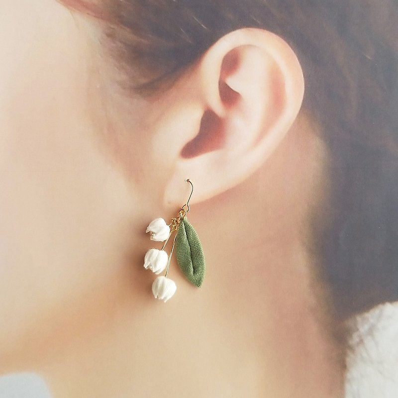 つまみ細工の鈴蘭のピアス - 耳环/耳夹 - 棉．麻 绿色