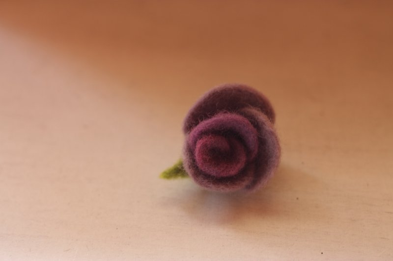 植物染色系玫瑰胸针 紫色渐层 胭脂虫套蓝染与紫草 订制款 - 胸针 - 羊毛 紫色
