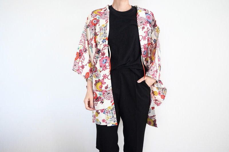 Beautiful KIMONO, floral kimono, vintage kimono, kimono jacket, Japanese kimono - 女装休闲/机能外套 - 丝．绢 白色