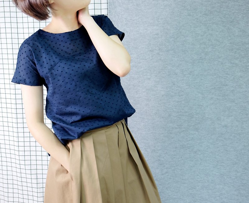 hikidashi 圆领连袖拼接上衣。蓝点 - 女装上衣 - 棉．麻 蓝色