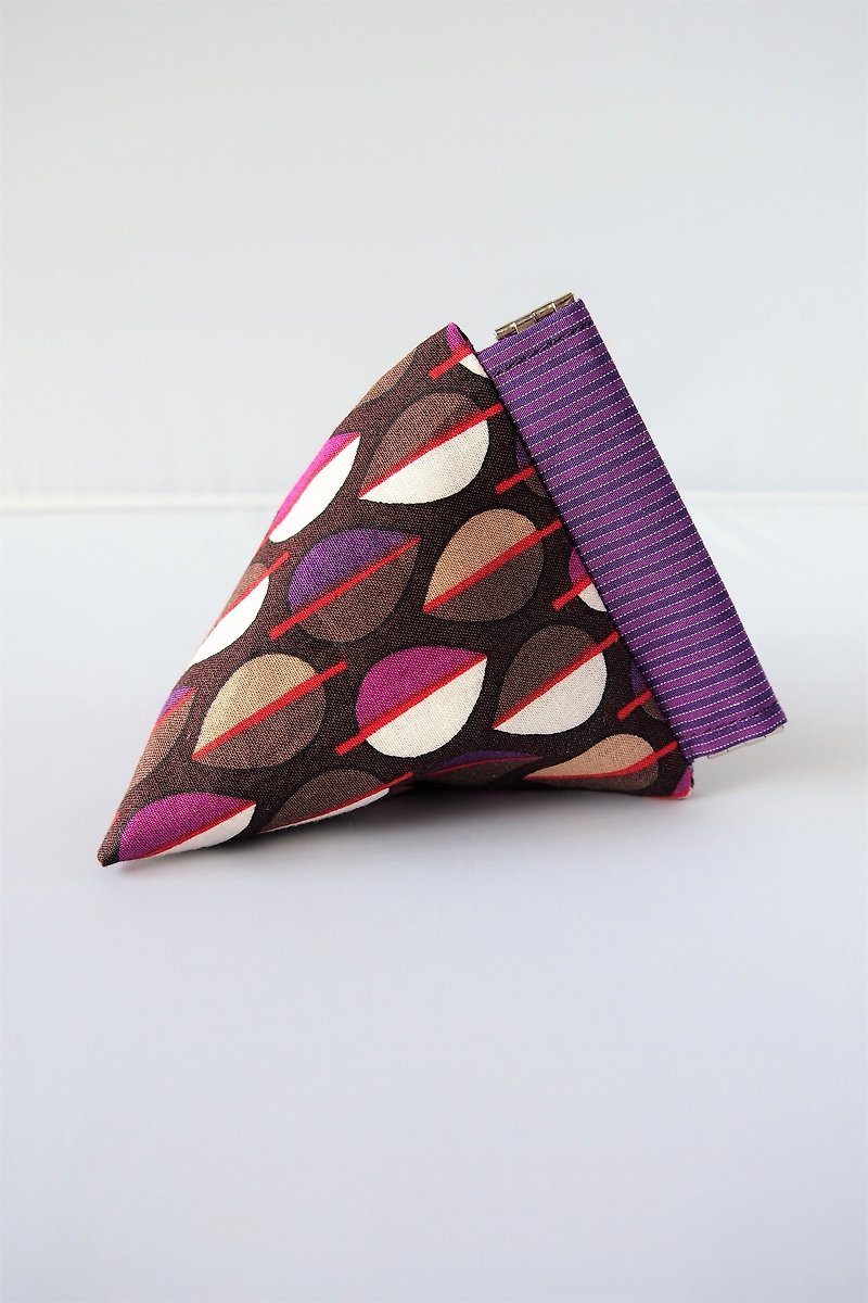 三角夹口口金包 (紫褐叶子) - 化妆包/杂物包 - 棉．麻 紫色