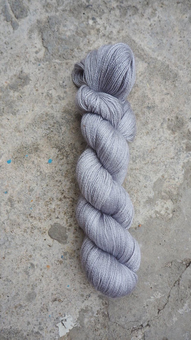 手染蕾丝线。银灰 (55 BFL/45 Silk) - 编织/刺绣/羊毛毡/裁缝 - 丝．绢 