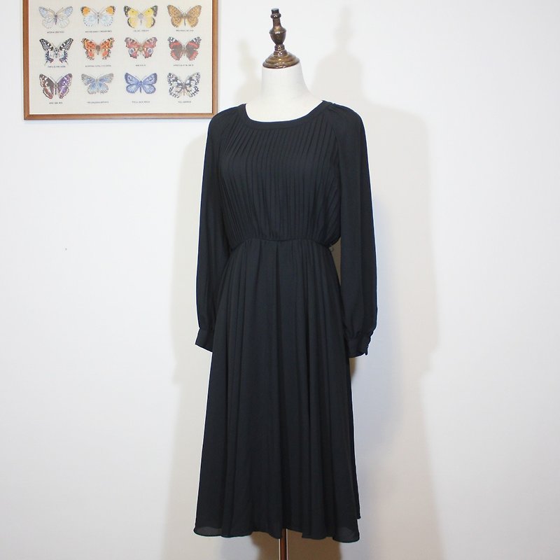(Vintage日本古着洋装)黑色胸前精致细折长袖洋装F3529 - 洋装/连衣裙 - 其他人造纤维 黑色
