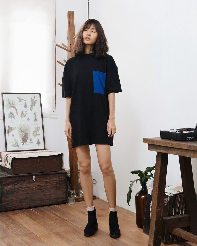 BASIC COTTON UNISEX OVERSIZED TEE DRESS WITH BLUE POCKET, HIGH NECK AND DROP SHOULDER - 中性连帽卫衣/T 恤 - 棉．麻 黑色