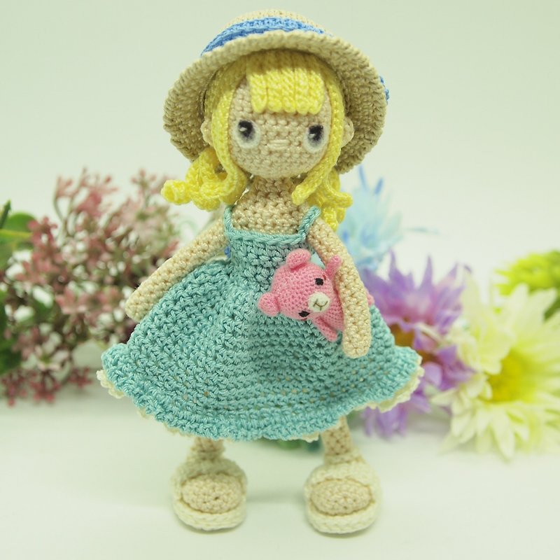 钩针娃娃/ amigurumi /夏天的女孩 / 带着迷你粉色小熊 / 草帽 - 玩偶/公仔 - 棉．麻 蓝色