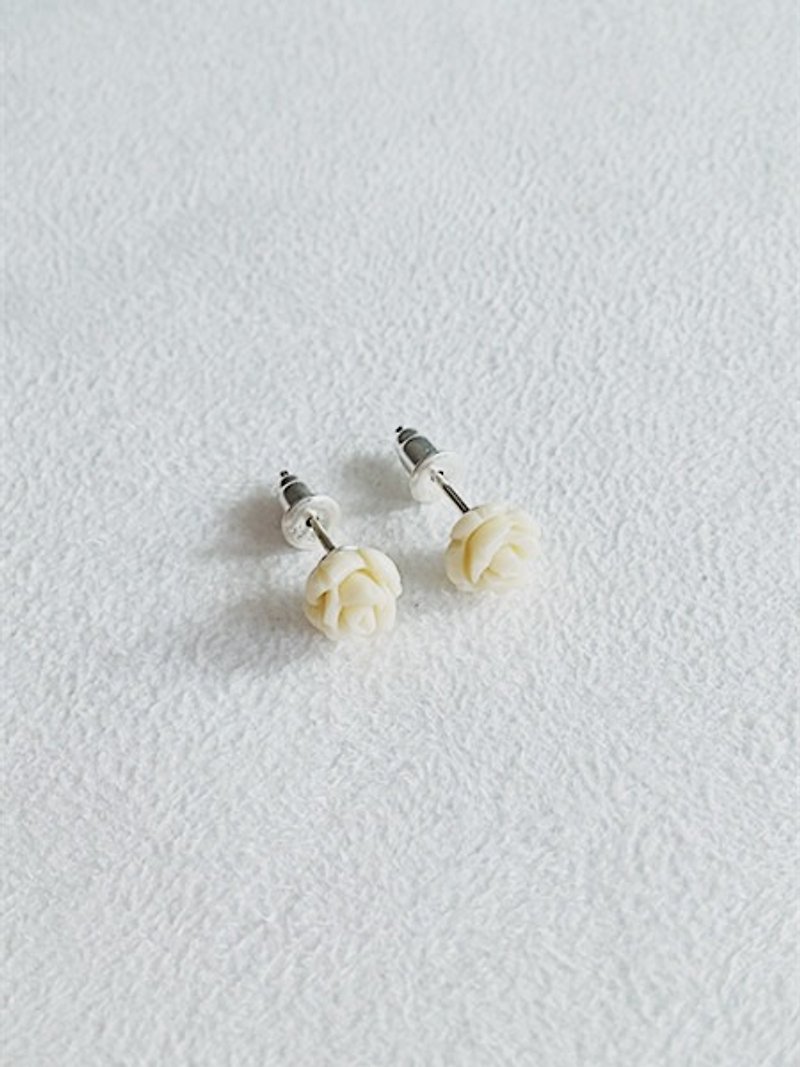 玫瑰・耳环 米白 925纯银【SZE1658】 - 耳环/耳夹 - 塑料 白色
