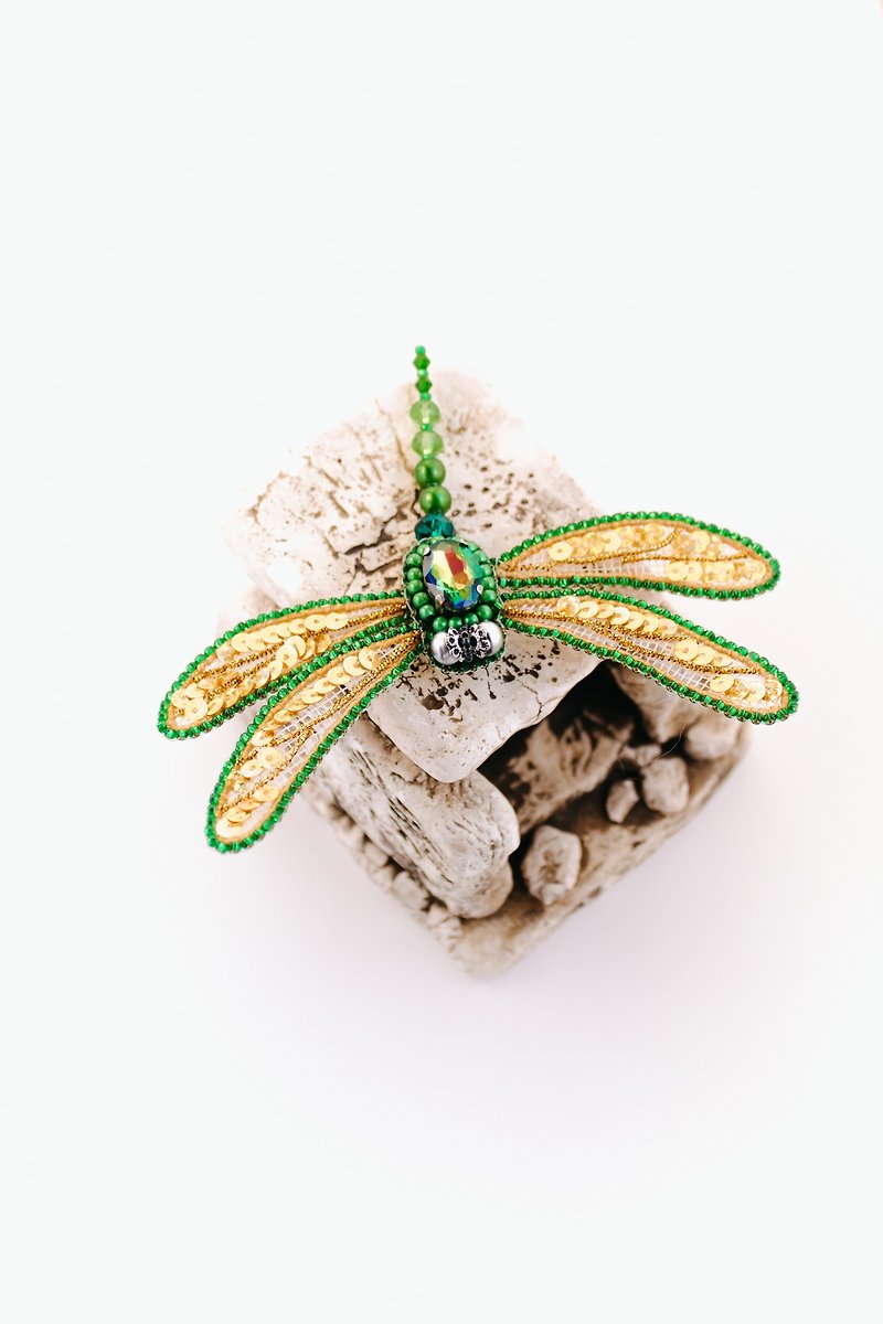 Dragonfly brooch, insect pin, flying insect jewelry, beaded - 胸针 - 水晶 绿色
