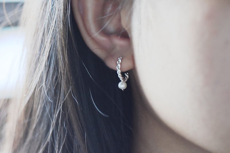 珍珠麻花卷 | 圈式耳环 925纯银 简约 手工银饰 情人礼物 - 耳环/耳夹 - 纯银 银色