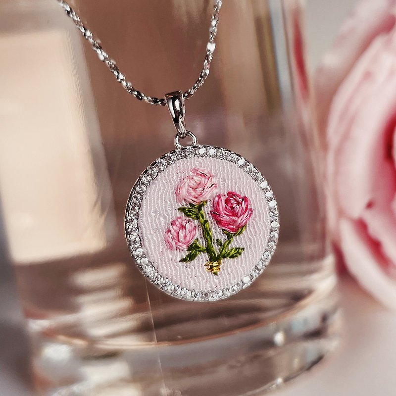 【母亲节礼物】 Bouquet of roses 玫瑰花束手工刺绣纯银项链 - 项链 - 纯银 粉红色