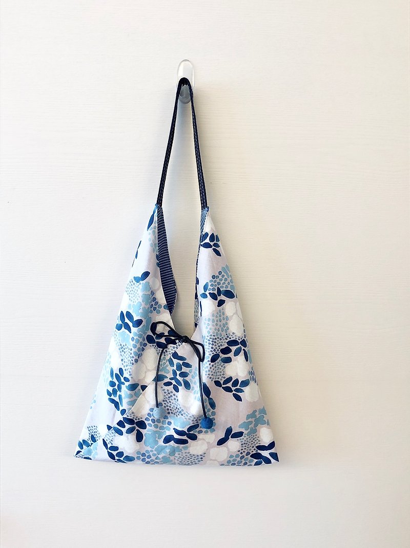 三角粽形肩提包/中尺寸/水彩花朵图案 - 侧背包/斜挎包 - 棉．麻 蓝色