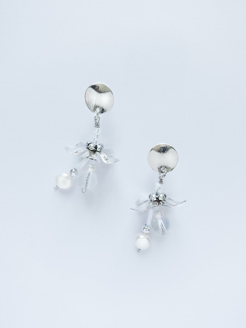 银雪花淡水珍珠琉璃珠耳环 - 耳环/耳夹 - 珍珠 银色