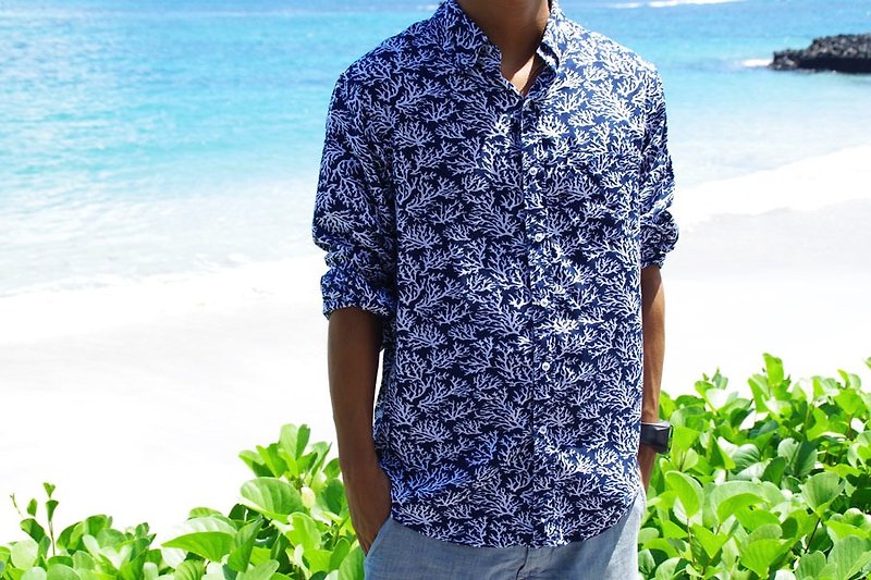 大人のサンゴ柄メンズリゾートプリントシャツ　サンゴプリント　ネイビー - 男装衬衫 - 其他材质 蓝色