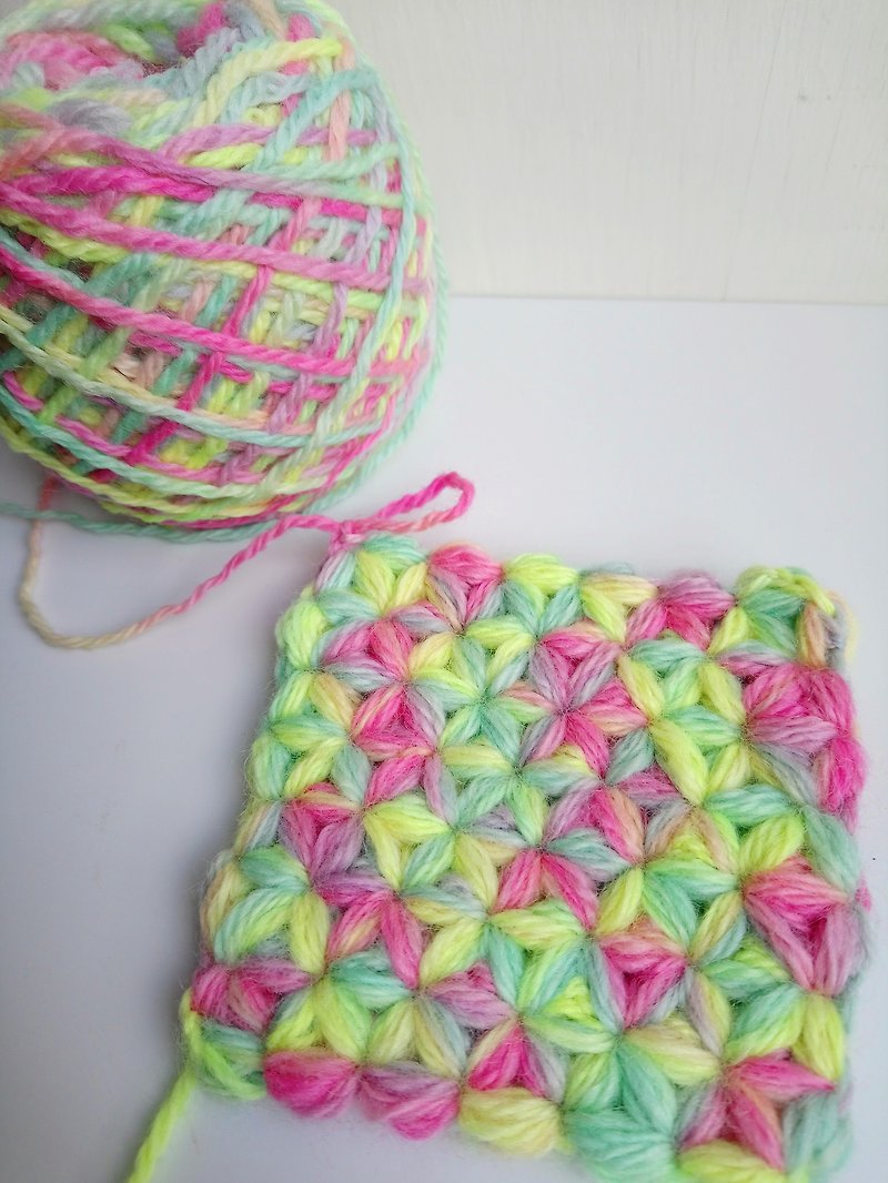 Hand-dyed yarn coaster - 杯垫 - 压克力 多色
