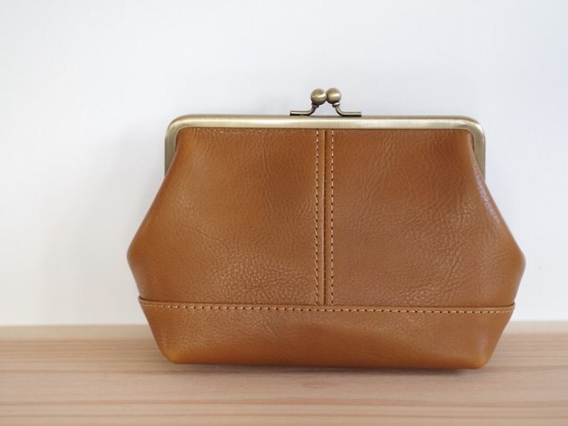 Snap lock leather pouch Mustard - 化妆包/杂物包 - 真皮 金色