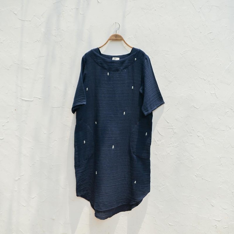 another Kiki dress | Pine Tree Hand Embroidery | Indigo Natural Dyed - 洋装/连衣裙 - 棉．麻 蓝色