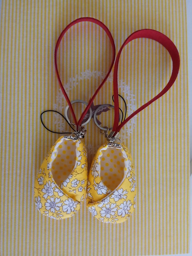 黄小花 结婚礼物 好运鞋吊饰 好孕鞋 - 钥匙链/钥匙包 - 其他材质 黄色