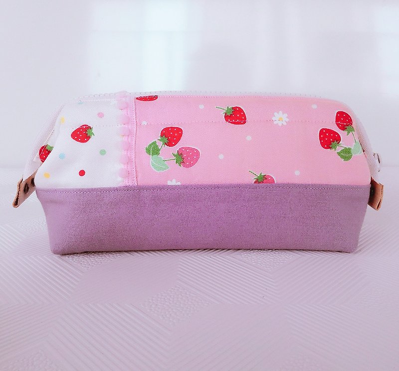 草莓奶昔大口支架口金包 笔袋 工具包 化妆包 杂物袋 - 化妆包/杂物包 - 棉．麻 粉红色