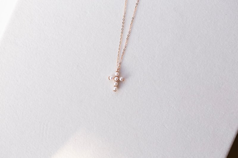 14K玫瑰金 十字架珍珠项链 Pearl Necklace 轻珠宝 女生礼物 - 项链 - 珍珠 多色