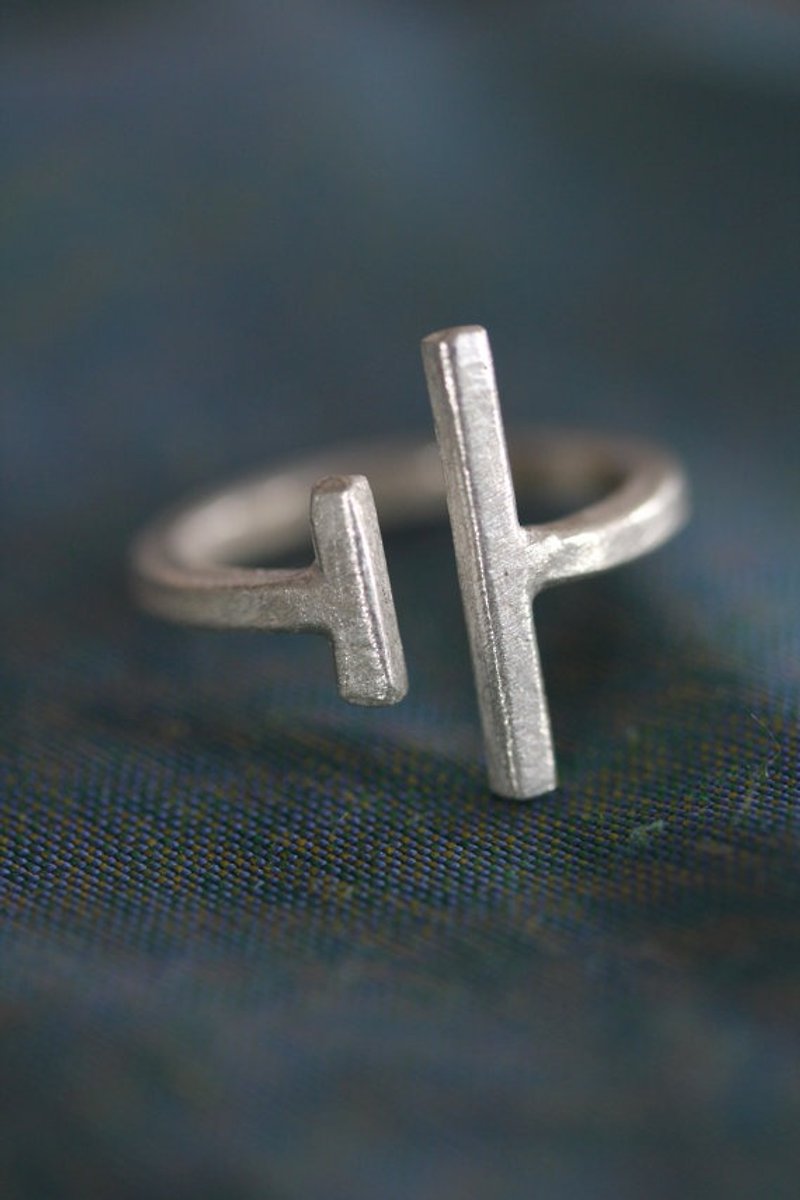 Open band geometric ring with uneven facing bars (R0043) - 戒指 - 银 银色