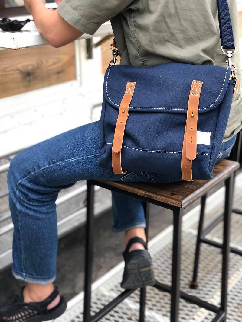 New Navy Mini Messenger Bag / Canvas Satchel Bag Vintage Style - 侧背包/斜挎包 - 棉．麻 蓝色