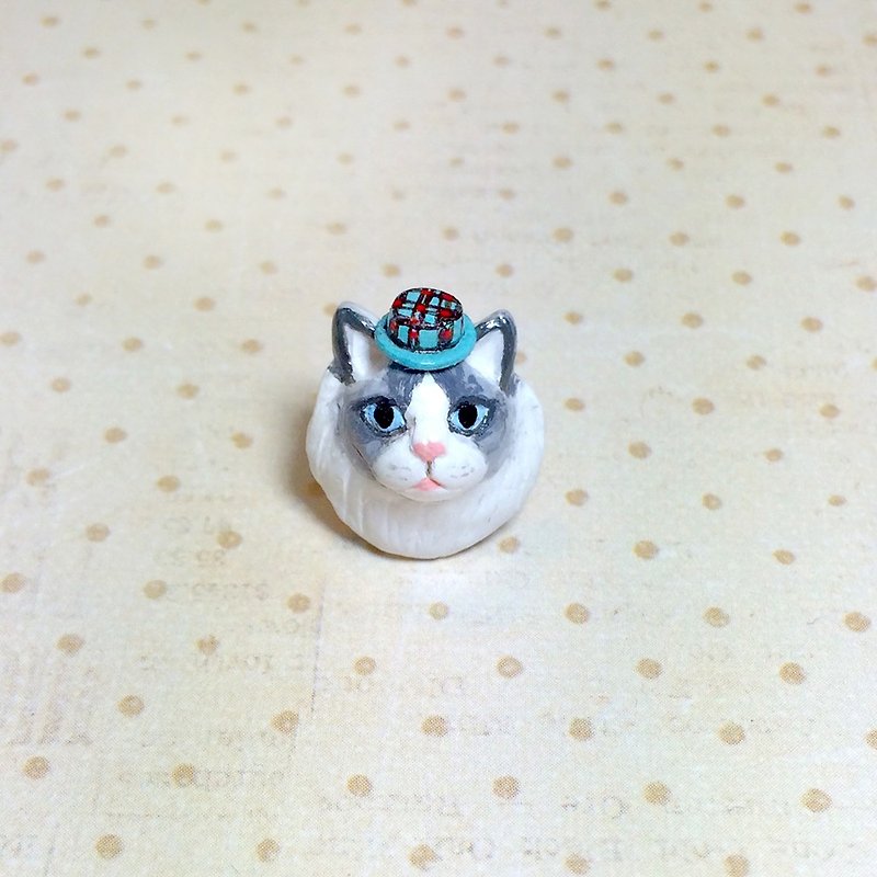 Ragdoll cat wearing a hat pin, cat pin, cat brooch, cat lover gifts - 胸针 - 粘土 多色
