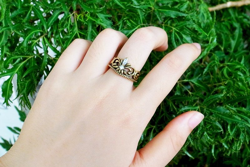 典雅王冠晶钻戒指 抗过敏铜饰 - 戒指 - 其他金属 金色