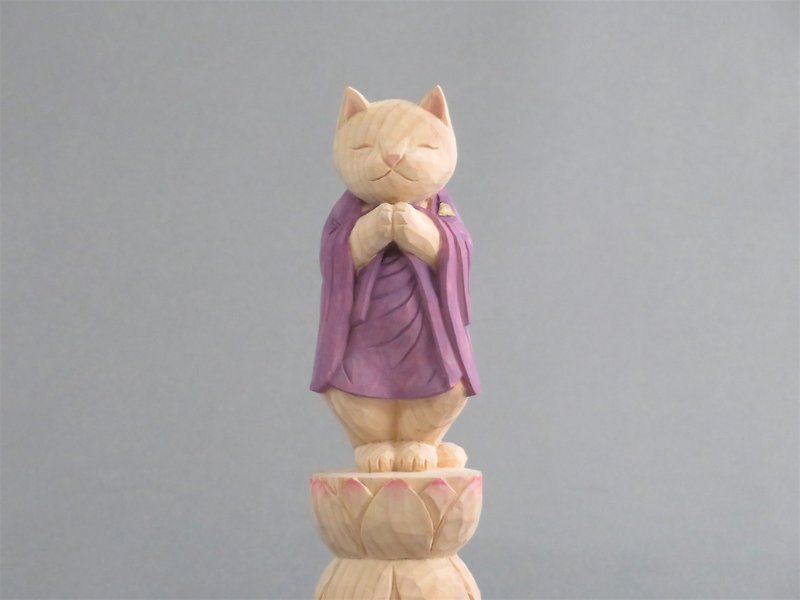 木彫りの立った合掌猫　袈裟を着た猫仏さま　仏像ねこ1806 - 摆饰 - 木头 紫色