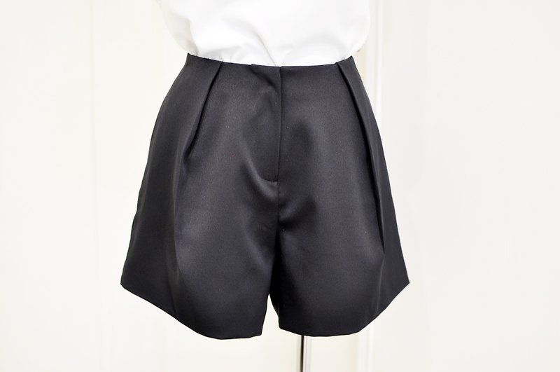 Flat 135 X 台湾设计师系列 质感休闲短裤 显瘦 黑色 麻纱内里 - 女装短裤 - 聚酯纤维 黑色