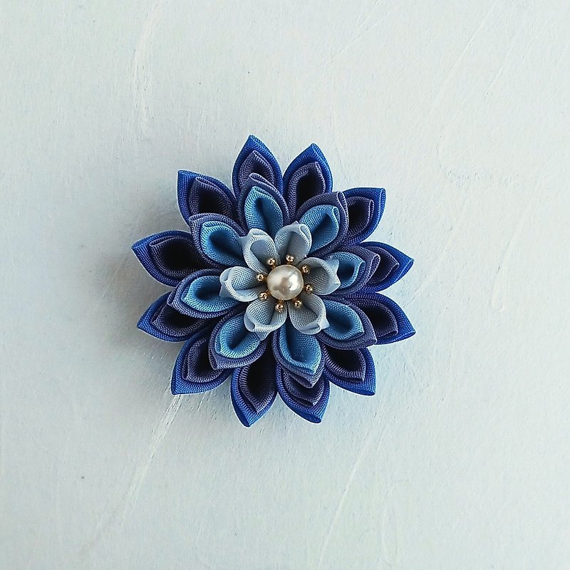 お花のブローチ　ライトブルー　つまみ細工 - 胸针 - 棉．麻 蓝色