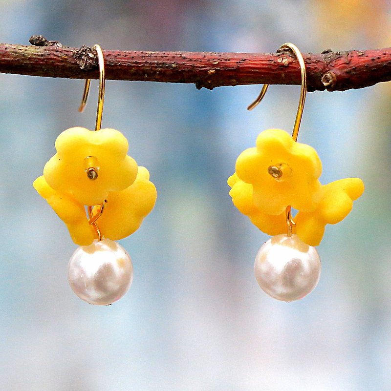 春夏时光 -  花朵珍珠耳环 . 14kgf  . 黄色   礼物给她 手工耳环 - 耳环/耳夹 - 宝石 黄色