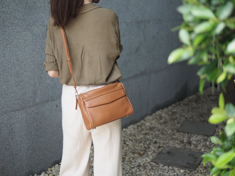 Grace (Caramel brown) : Compact crossbody bag - 侧背包/斜挎包 - 真皮 咖啡色