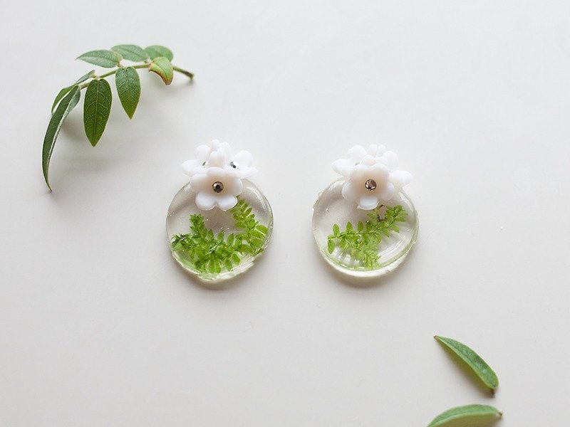 水辺の花ピアス/イヤリング（グリーン） - 耳环/耳夹 - 粘土 绿色