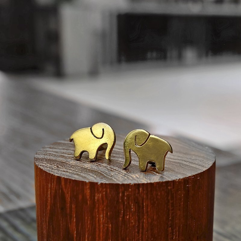 Elephant brass stud earrings - 耳环/耳夹 - 铜/黄铜 金色