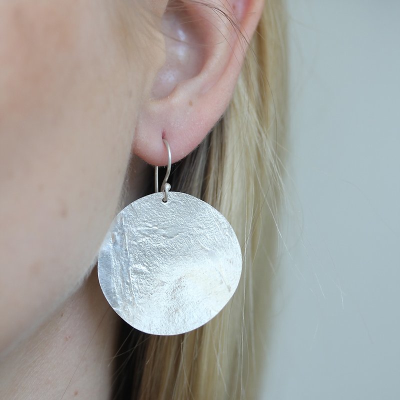 Handmade circle dangle earrings with textured surface in silver or gold (E0176) - 耳环/耳夹 - 银 银色