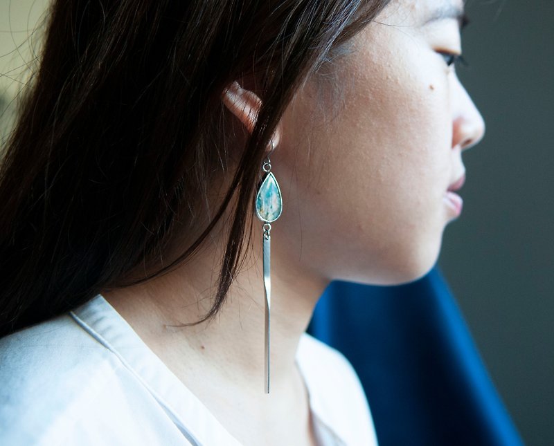 优雅、个性的吊坠银耳环，镶有珊瑚海 - 耳环/耳夹 - 水晶 银色