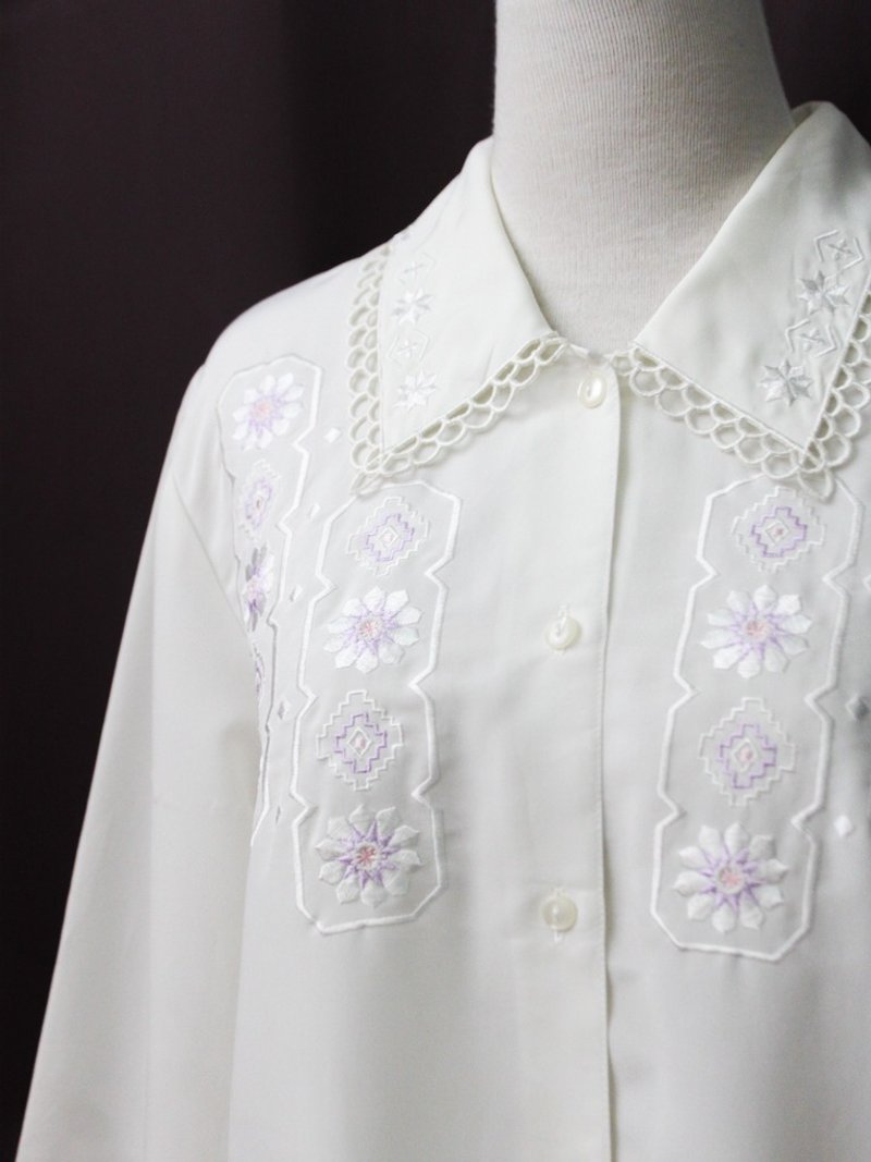 【RE1123T316】秋冬日本制复古花朵刺绣白色古着衬衫 - 女装衬衫 - 聚酯纤维 白色