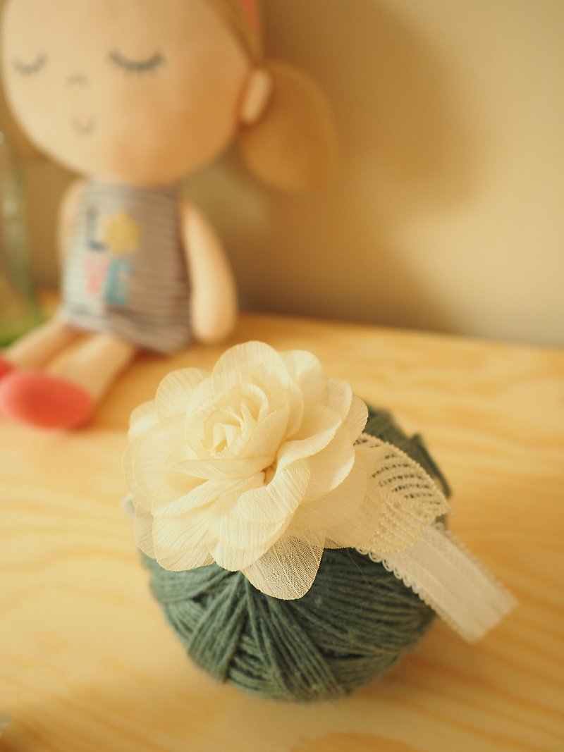 手作婴儿女童白色茶花叶子发带 适合百日宴弥月拍摄 - 婴儿帽/发带 - 棉．麻 白色