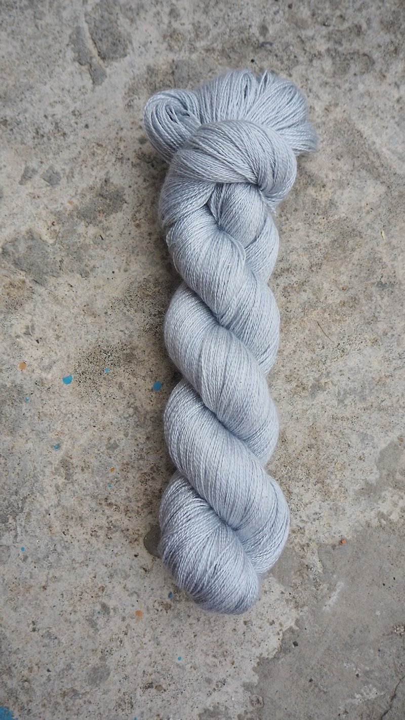 手染蕾丝线。晨灰 (55 BFL/45 Silk) - 编织/刺绣/羊毛毡/裁缝 - 丝．绢 